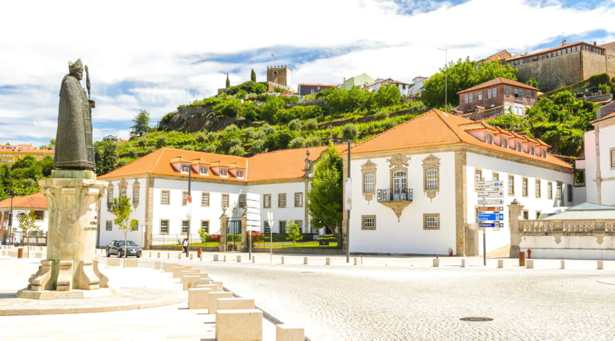 Nossos serviços de aluguel de carros oferecem uma seleção diversificada de veículos em Lamego.